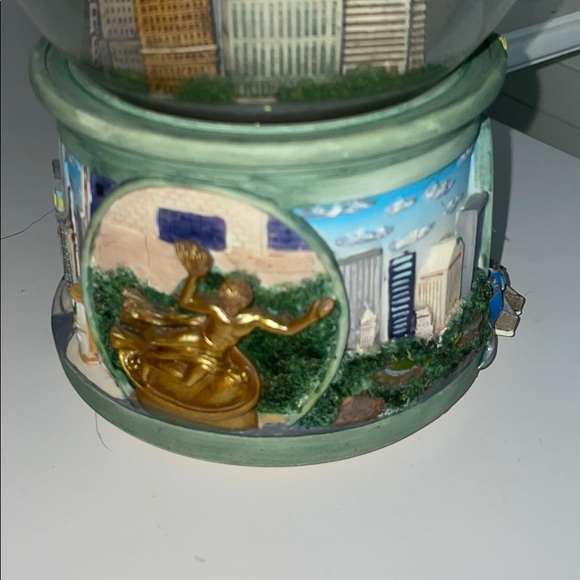 Musical New York Snow Globe - Picture 4 of 6